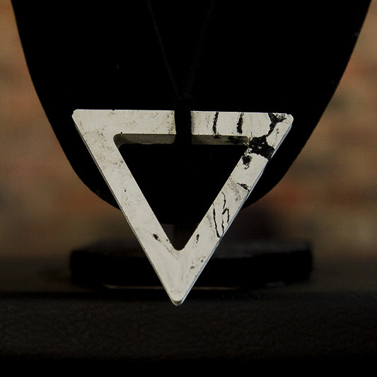 Fijncrete Triangle Necklace